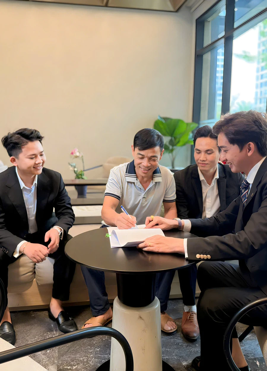 Nhật Trường CEO trao đổi hồ sơ cùng khách hàng