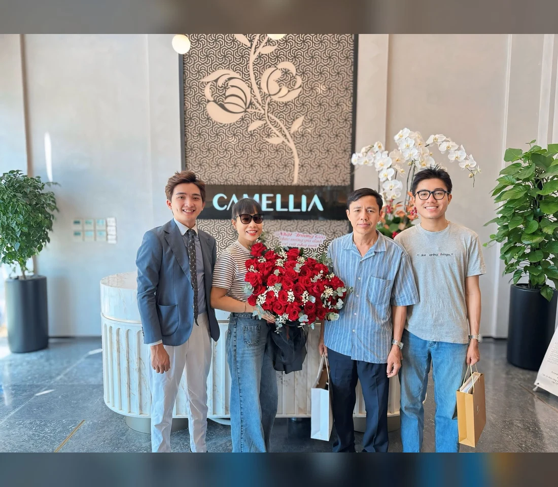Gia đình cô Hà chụp cùng Nhật Trường CEO