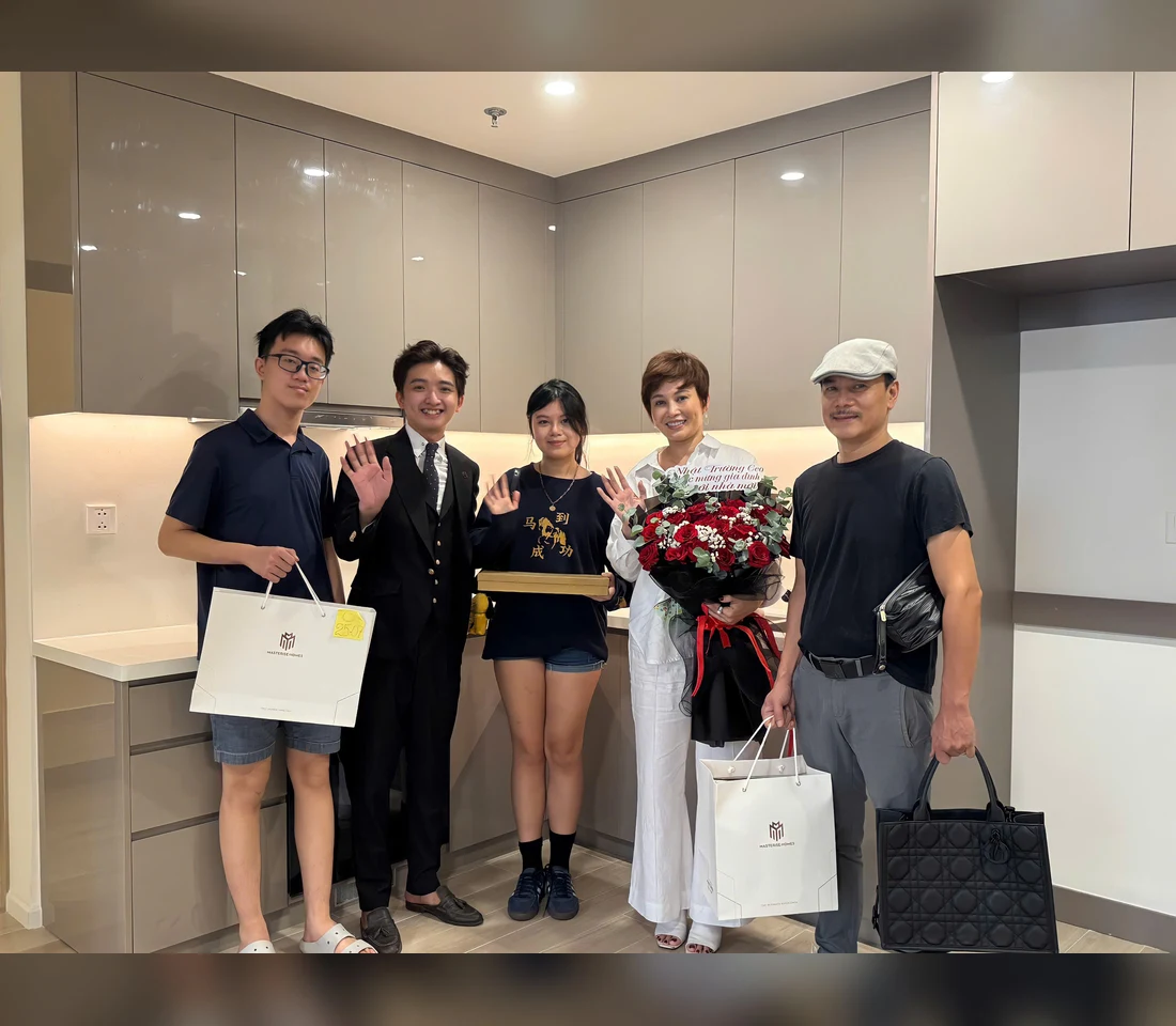 Gia đình Ms. Hà, Chủ tịch Beauti Medi, chụp cùng Nhật Trường CEO