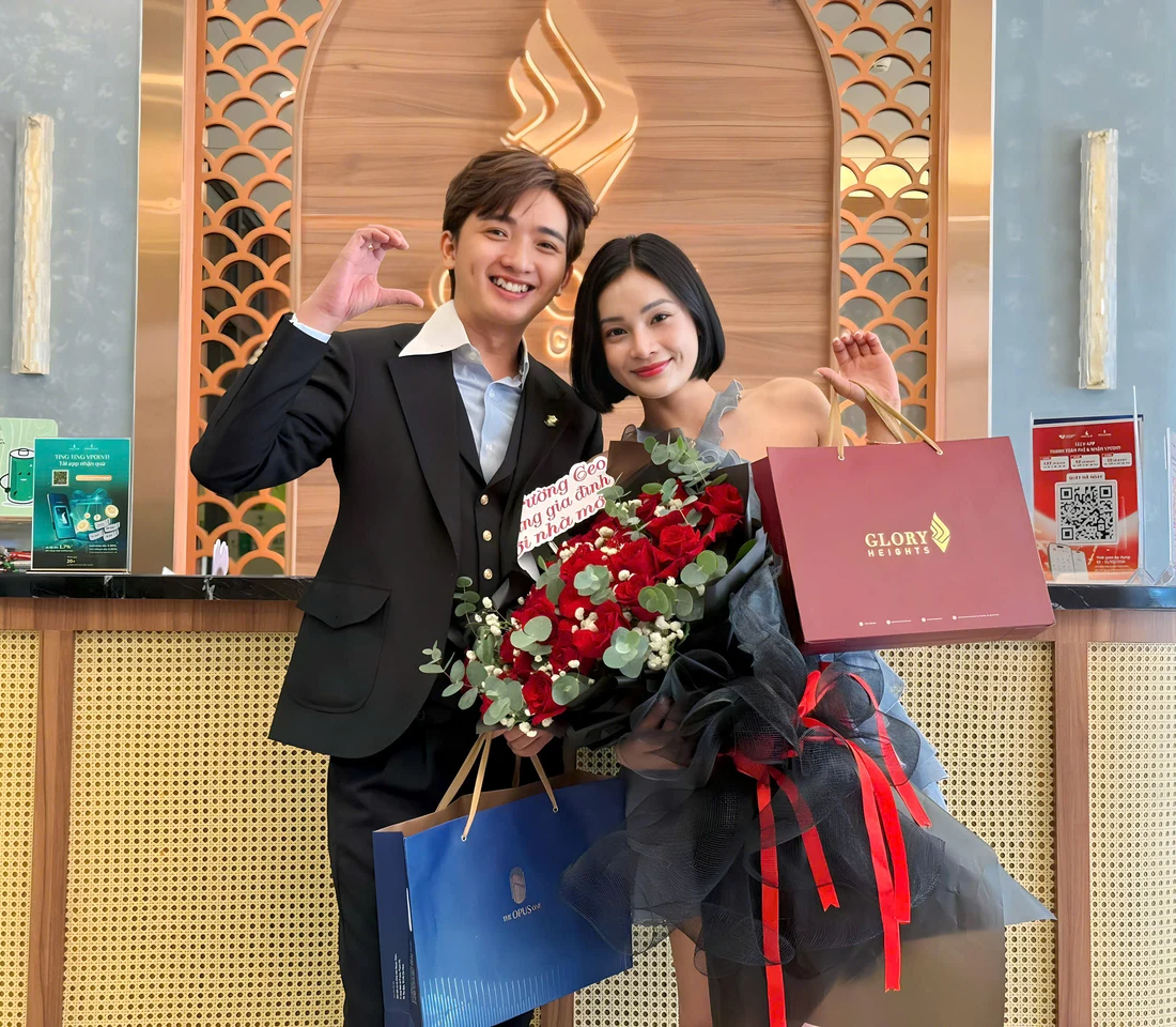 Ms. Uyên, khách hàng Việt kiều, chụp cùng Nhật Trường CEO