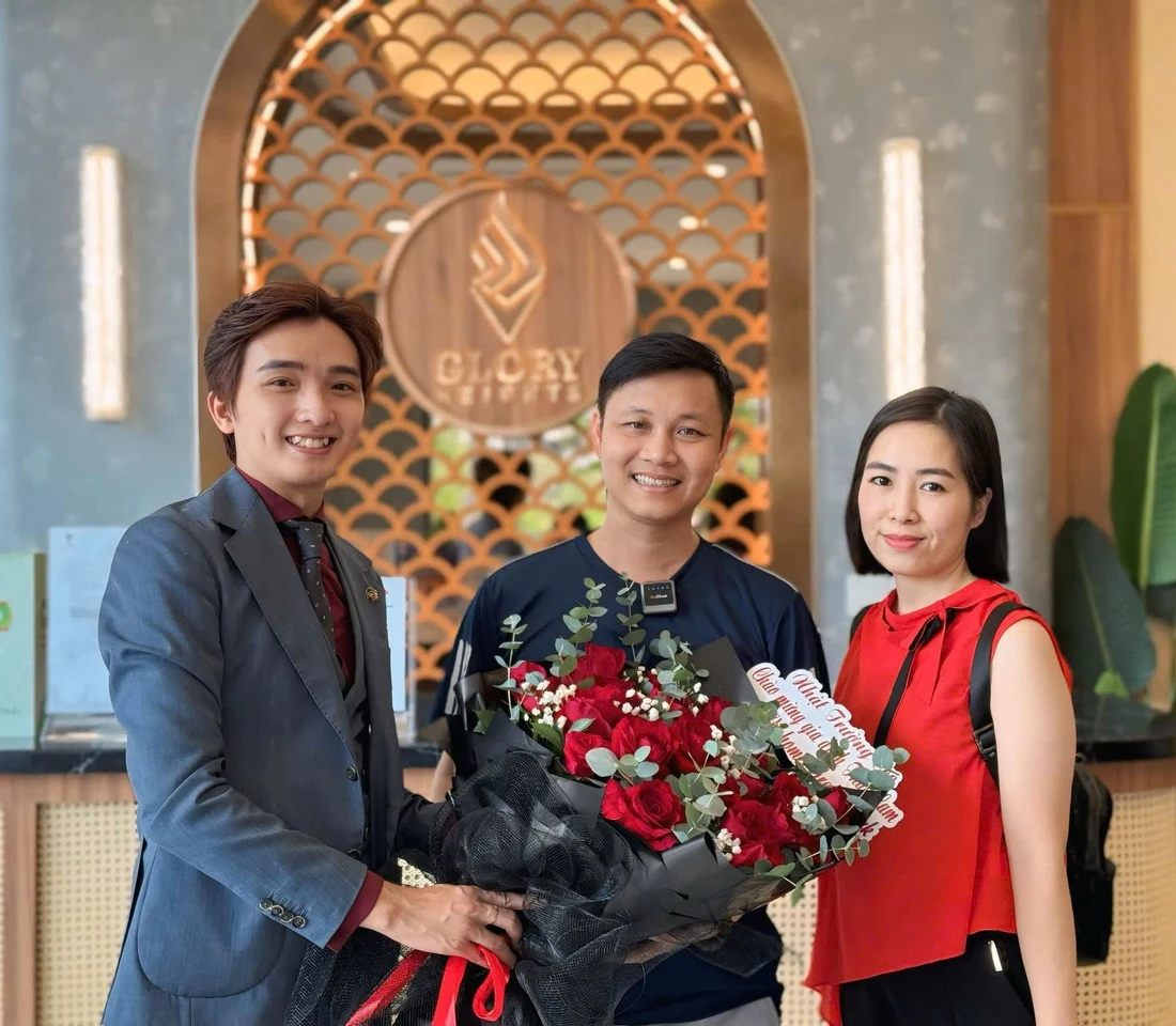 Gia đình anh Trần Hữu Lam chụp cùng Nhật Trường CEO